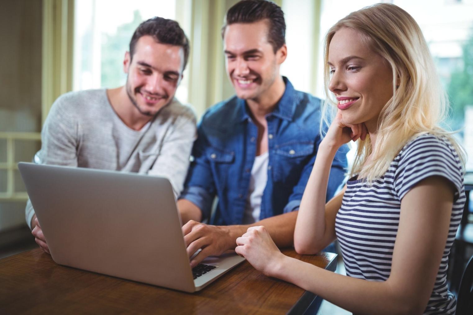 Studenten arbeiten an barrierefreien Webprojekten in unserem modernen Lernlabor